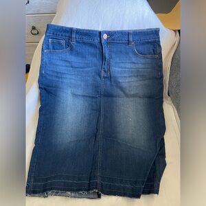Stretchy denim skirt with slit